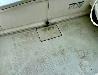 浴室床のカビや黒ずみ汚れ