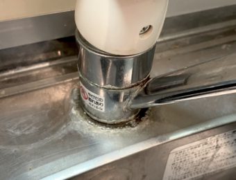 蛇口の水垢汚れ