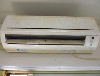 エアコン全体にヤニがついている