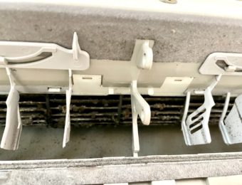 ホコリと黒カビの付着したエアコン