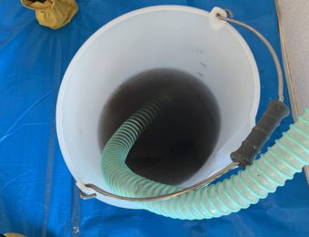 エアコンクリーニングで出た汚れた水
