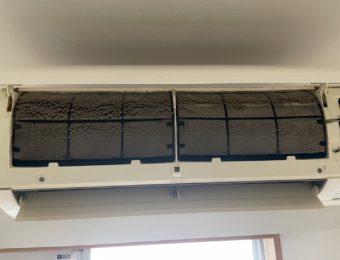 ホコリと黒カビの発生したエアコン