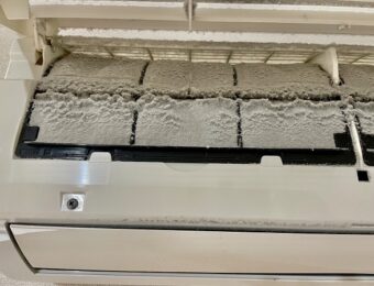 エアコンフフィルターにホコリがびっしりついている