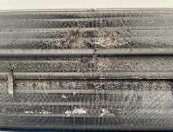 エアコン熱交換器についた汚れ
