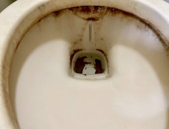 蓄積したトイレの黒ずみ汚れ