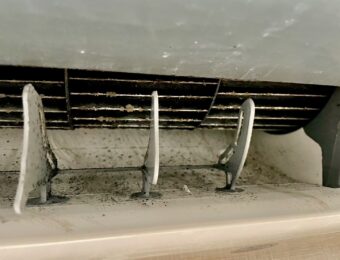黒カビが大量繁殖した吹き出し口