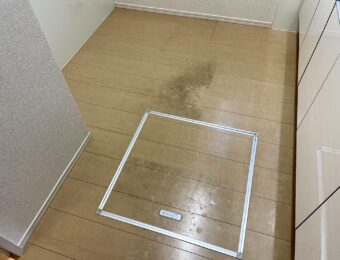 黒ずみが目立つキッチンフローリング