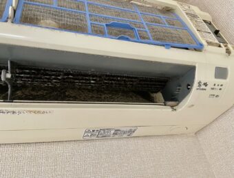ホコリとカビの目立つエアコン