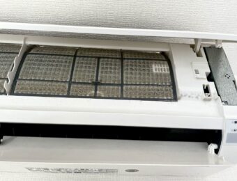 ホコリで覆われたエアコンフィルター