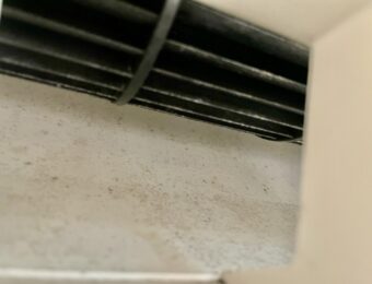 エアコンクリーニング前の吹き出し口