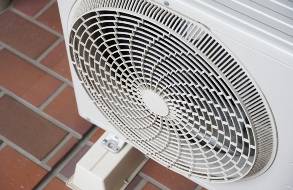 エアコン室外機は掃除しないとどうなる？必要な掃除と手順を解説