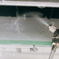 エアコンをこ押圧洗浄している様子
