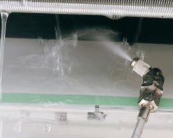エアコンをこ押圧洗浄している様子