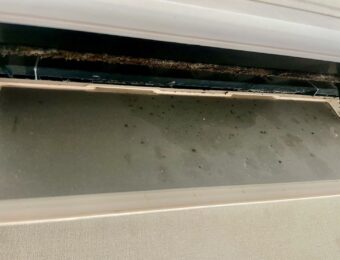 エアコン吹き出し口ホコリ、カビ付着している