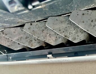 黒カビの繁殖したエアコンルーバー