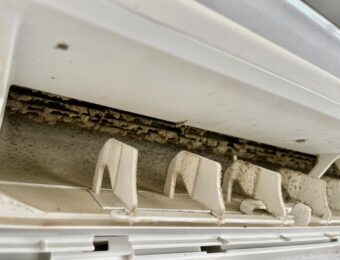 ヘドロ汚れの付着したエアコン