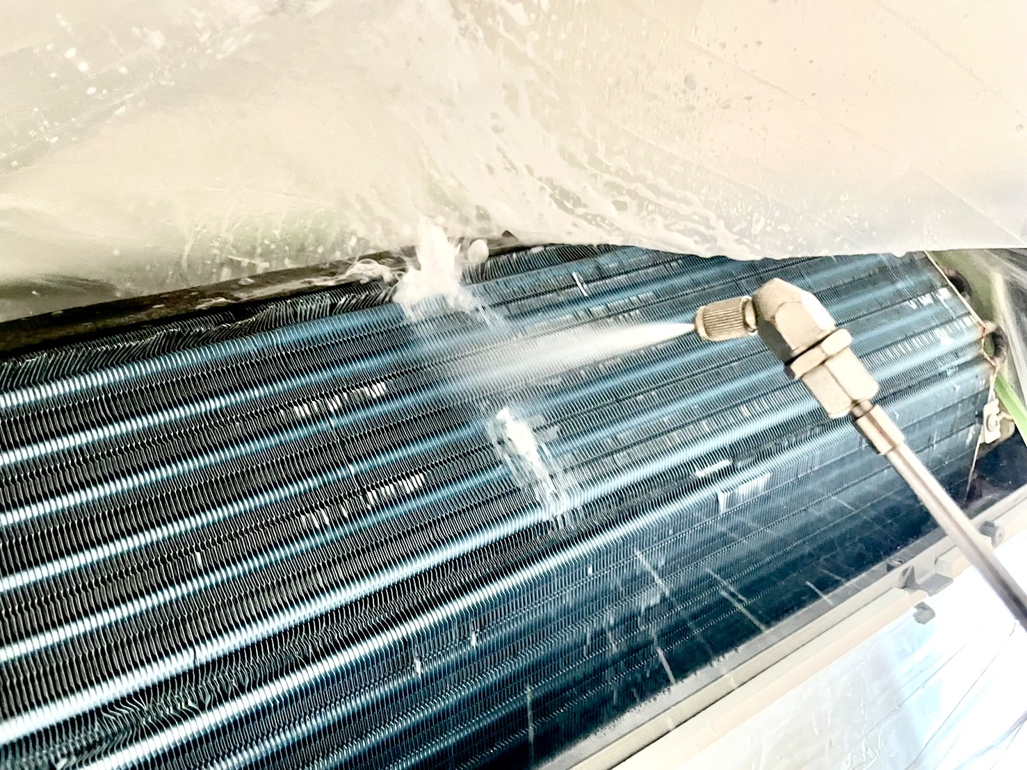 熱交換器を高圧洗浄している