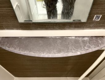 皮脂カスや水垢汚れが付着したシャンプー置き場