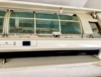 エアコンフィルターのヤニとホコリ汚れ