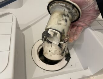 洗濯機置き場の排水口汚れ