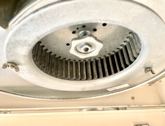 クリーニング後のキッチン換気扇内部