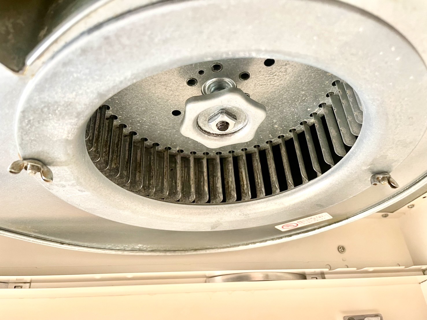 クリーニング後のキッチン換気扇内部