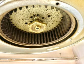 換気扇の内部の油汚れとベタつき