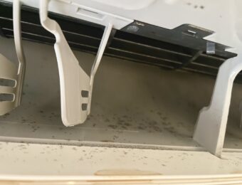 エアコン吹き出し口の黒カビの様子