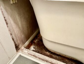 浴槽エプロン内部のヘドロ汚れ
