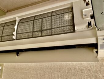 クリーニング前のエアコンフィルターの例