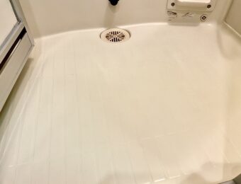 浴室床黒ずみ除去後