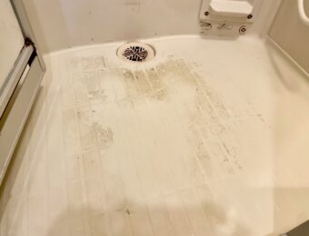浴室床の黒ずみ汚れ