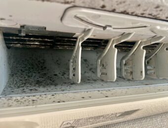 エアコンルーバーに付着した黒カビ汚れアップ
