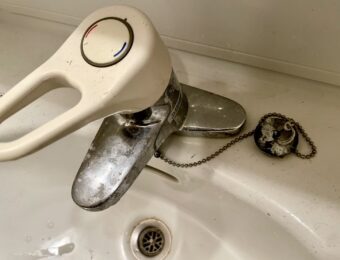 洗面台蛇口の水垢黒ずみ汚れ