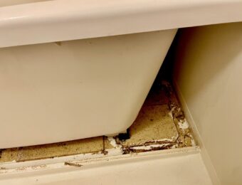浴槽エプロン内部の水垢汚れ