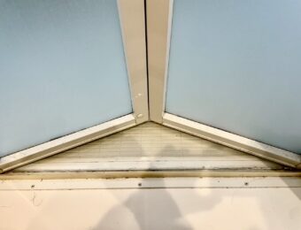 浴室ドアのホコリ黒ずみ汚れ