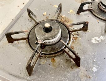 ガスコンロ油汚れアップ写真