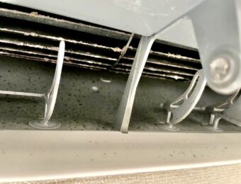 吹き出し口のホコリ黒カビ汚れ