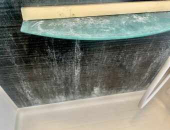 お風呂壁の白い水垢汚れ