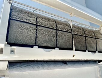 大量のホコリで目詰まり下エアコンフィルター