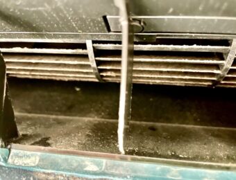 エアコン吹き出し口に付着したカビ汚れ
