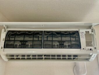 ほこりが溜まったエアコンフィルター