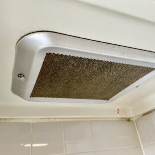 油汚れの蓄積したレンジフード