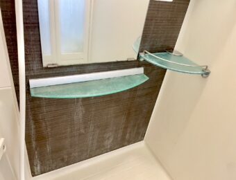 白い水垢で汚れているお風呂壁