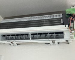 エアコンを分解している