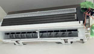 エアコンを分解している
