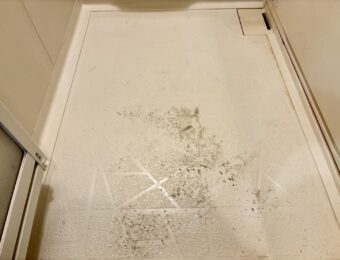 黒ずみの目立つ浴室の床
