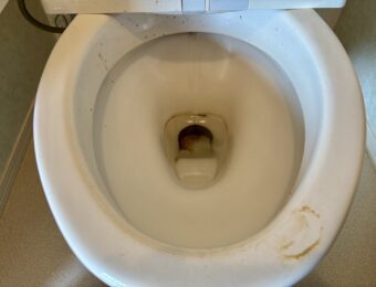 汚れの目立つご家庭用トイレ
