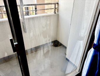 汚れが目立つ窓ガラス