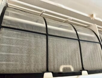 ホコリで覆われているエアコンフィルター